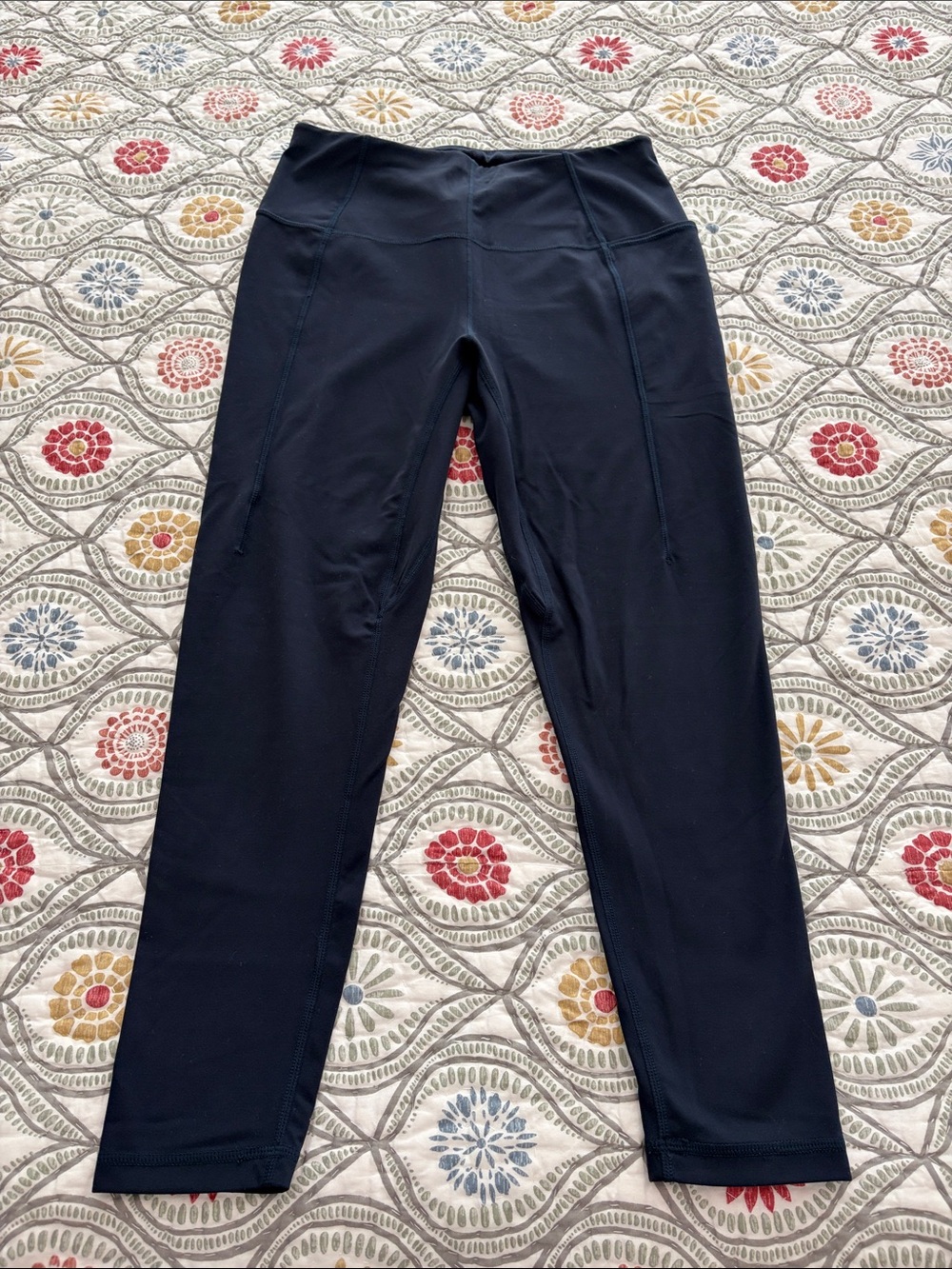 Sweaty Betty, Super Soft, 7/8 length navy blue leggings, size M.